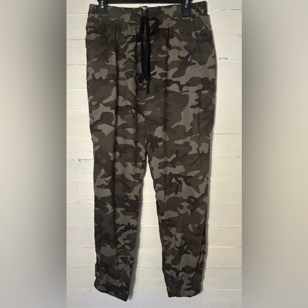 NWT Know One Cares Camo Joggers. Women’s size Large.